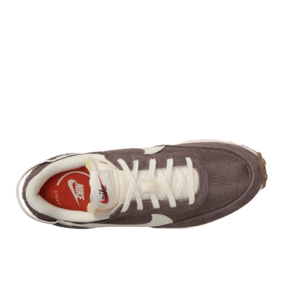 NIB SZ 7 NIKE WOMEN'S WAFFLE DEBUT
VINTAGE SNEAKERS in PlUM/ CREAM💕 - Picture 3 of 6